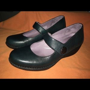 *PRICE DROP* Green Mary Jane Dansko